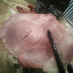 チャーシューは豚ロース肉で、肉の旨味がしっかりと響き、香りが出ている奥ゆかしい味付け。