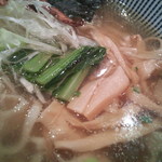 饗 くろ喜 - 小松菜はスープを吸って、お浸しを食べてるようだ。隠れて海苔が美味い！