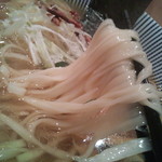 幅２．５～３ｍｍ、厚み１ｍｍくらいの中太～太麺平打ち麺ストレートの美白麺