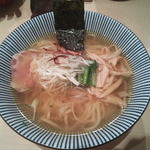 「塩そば」７５０円　のテイスト溢れる、しっとり落ち着いた一杯