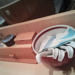 饗 くろ喜 - 和のテイストの卓上には『やげん掘』製の七味（味噌ﾗｰﾒﾝ用）と干し梅（塩ﾗｰﾒﾝ用）が置いてある。