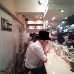 饗 くろ喜 - Ｌ字のカウンター席のみの構成。カジュアル＆スタイリッシュな雰囲気