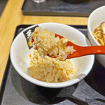超純水採麺 天国屋 - 「昔懐かしい風味の中華そば（醤油）」に合わせる為に、敢えて「チャーハン」では無く「炊き込みご飯」にしたとの事