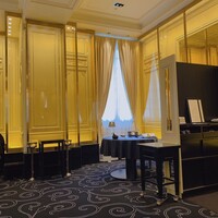 ガストロノミー ジョエル・ロブション - 内装も煌びやか。天井たかし。