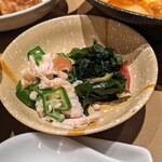 Yayoi Ken - この小鉢は別料金…　蒸し鶏と海藻のポン酢和え(税込120→やよい軒アプリのスタンプで60円)