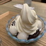 甘味おかめ - ソフトクリーム白玉ぜんざいバニラ　¥890