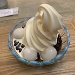甘味おかめ - ソフトクリーム白玉ぜんざいバニラ　¥890
