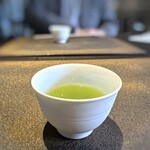 日本料理 TOBIUME - 始まりの一服「星のお茶」・・八女の煎茶とお抹茶のMIX。お味もいいですが、お抹茶が入るので色もキレイですね。