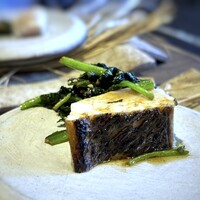 日本料理 TOBIUME - ＊鰆の厚みがスゴイ。(≧◇≦)　脂がのり、口に入れると蕩け美味しいワ。ほうれん草のバター炒めが、いいお味変わりに。 メニューの「新米」は新米の藁です。