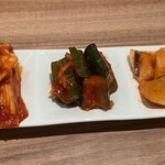 本格焼肉・韓国家庭料理 食辛房 - キムチ盛合わせ