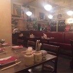 BISTRO POISSON ROUGE - 堅苦しくない店内。