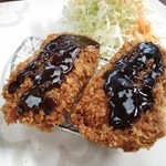 きざし亭　美豚 - とんかつ2枚定食（520円）左が味噌タレ、右がソースタレ。