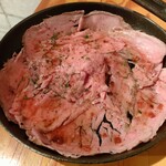 ビストロ炭焼肉酒場 チキンレッグ - ローストビーフ