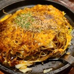 Majonookonomi Tabasa - サマンサパワー《肉玉そば》(税込790円)
                        ・茹で生極細麺
                        ・魔法のソース《オリジナルブレンド》
                        ・焼き方:押さえない
                        ・焼き上がりの形:まずまずの焼き上がり
                        ・鉄板皿で食べるのが標準