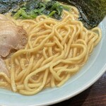 上三川 魂心家 - 麺は気持ち細めの中太麺。