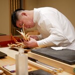 鮨 十兵衛 - ちなみに今年のように外気温が高いと水揚げされても質が落ちてしまうそう。 徹底した温度管理を経て、こうしてお店に並ぶ一級品。