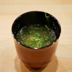 鮨 十兵衛 - ●お椀
      焼き海苔の豊かな風味の心地よさ、コースの終わりに胃を包み込む優しい旨味。