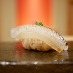鮨 十兵衛 - ◇サヨリ
      サクサクとした身に踏み込む度にふんわり広がる香り。鮮度の良さが際立つネタをうちに忍ばせた青薬でさらに風味で引き立てる！