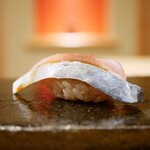 鮨 十兵衛 - ◇〆鯖
      つんと膨らむ酢の香り。降りてくる鯖の香りは噛みしめるほどに甘みへと変わり、シャリと共にキリッと膨らんで彩る職人技。後へと伸びる香りもまた余韻高い。