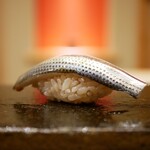 鮨 十兵衛 - ◇小鰭
      噛みしめると締まった酸味が溢れ出し、ひと噛みごとにシャリを染めていく！高まり滲む旨味のバランス感がハートをガッチリと掴む！