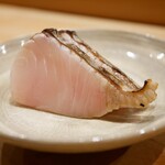 鮨 十兵衛 - 口にひたすら香りを魅せつける皮目。そのままダイレクトに身の旨味と融合し、口全体を包み込むようなふくよかな旨味と口どけ。
      これぞ辿り着いた至福の瞬間、そしてコースの始まり。