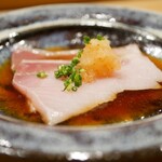 鮨 十兵衛 - 口に馴染む脂から伝わってくる甘み、ポン酢がさらにキュッと締めるように輪郭を与えて甘みをより一層引き立てる！ 咀嚼要らずで香りと甘みを一気に広げ、唸るほどのトロけが心を鷲掴みに！めちゃくちゃ美味しい！