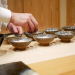 鮨 十兵衛 - 酢飯の香りで気付く小丼をセッティング、、