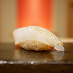 鮨 十兵衛 - ◇ケンサキイカ
      両面ににしっかり隠し包丁が入ると馴染みやすく、身の甘みは噛みしめるほどに膨らんでいき、シャリとねっとり絡んで膨らむ旨さ！