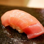 鮨 十兵衛 - 口へ放り込むと放ち続ける香りと甘み。シャリと同化すると一瞬の甘みのピークを迎え、香りが滞留するように綺麗な余韻が残り続ける。極上！