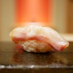 鮨 十兵衛 - ◇イシガキダイ
      ねっとりと甘みを広げる身、乗せた醤油とシャリの酸味が見事に合致し、厚みのあるベストな旨味に着地！
      シャリのポテンシャルの高さは一口ごとに心を躍らせっぱなし！