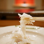 鮨 十兵衛 - 繊維の一つひとつがふっくらと輪郭を感じさせ、圧をかけると追いかけてくる甘みと極上の香り。