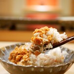 鮨 十兵衛 - シャリが入ることで旨味をグッと膨らませ至極の一口へ。
                                シャリの塩気、酸味が丼として最上級で至高な一杯にさせ、ただただ悩ましい溜め息しか出ない。