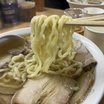 坂内食堂 - ちぢれ麺の食感が楽しい。