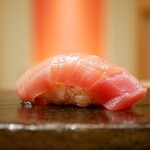 鮨 十兵衛 - ◇背トロ
                                大胆な切り付けと綺麗なフォルムで魅力される。