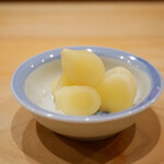 鮨 十兵衛 - ◆ガリ
      ミシミシザクザクとした繊維感から甘い口当たりの反面、円やかな酸味が後味へと伸びていき、響く辛味はガリとしてのお美味しさを感じさせる。