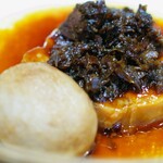 Jin Dhi Nrou - 台湾家庭風三枚肉と梅干菜のセイロ蒸し。横には小芋