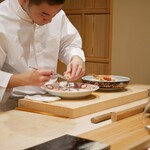 鮨 十兵衛 - お弟子さんも同時に半身ずつ捌くスピード勝負！