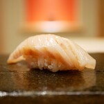 鮨 十兵衛 - ◇鰆
      軽く漬けにすると、身の旨味がギュッと滲みんでえんみ方向に膨らむ味わい。 シャリと一体になり、混ざれば混ざるほど味に拍車がかかり、味濃い一体感に！
      最後までため息を覚える美味さの連続でした！