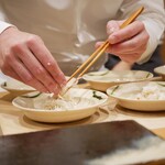 鮨 十兵衛 - この盛り付けから提供までの時間も計算されているほど。