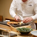 鮨 十兵衛 - 茹でたてを素晴らしいスピードで捌いていきます。