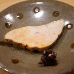 鮨 十兵衛 - 舌に乗っけるだけで蒸発していく旨味、その後味に甘みとコクが良いに繋げてお酒を誘う。
      はまな味噌と合わせることでまったりした甘みにキレのある旨味へと引き立てても◎。