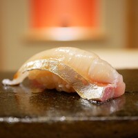 鮨 十兵衛 - ◇縞鯵
                    つるつると逃げるような身をグリップすればふわっと立ち上がる香り。みずみずしくシャリと混ざり酸味が込み上げれば確立する確固たる旨さ！ 縞鯵の魅力をここまで表現できる十兵衛のシャリがおいしい！
