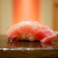 鮨 十兵衛 - ◇背トロ
                    大胆な切り付けと綺麗なフォルムで魅力される。