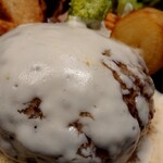 金魚亭 - チーズインハンバーグホワイトソースのダブルサイズのアップ