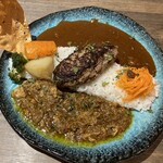 エイト カリィ - あいがけカレー（手仕込みハンバーグ+無水カレー）