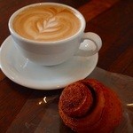 ワンルームコーヒー - カフェラテ＆NEEDsのシナモンロール