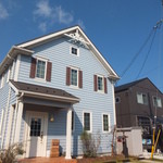 コーヒー オッタ - 秋晴れに水色の店舗が映えます