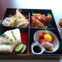 鰻割烹 伊豆栄 不忍亭 - 松花堂弁当。これにお味噌汁が付きます