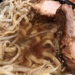 ラーメン二郎 - 液体油の下は非乳化スープ。