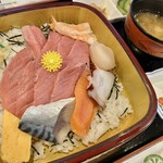 しなの珈琲店 - こちらは「生トロ丼」、1650円です。